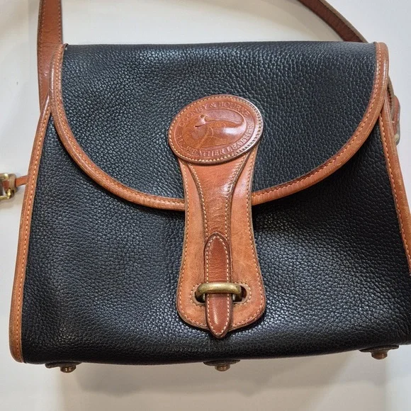 Vintage Classic Black and Tan Leather Shoulder Bag Crossbody Bag - Picture 4 of 17